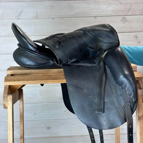 Used Revere Dressage Saddle 17.5/M - Image 4